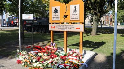 Herdenkingsmonument voor Poolse en Canadese bevrijders van Zelzate - 